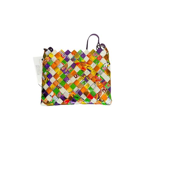 MAL RECYCLED Bag made out of recycled snack wrappers with top zipper close - Picture 5 of 8